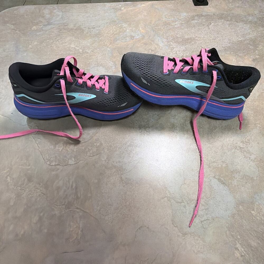 Size 8 - Brooks Ghost 15 Black Aruba Women's Sneakers